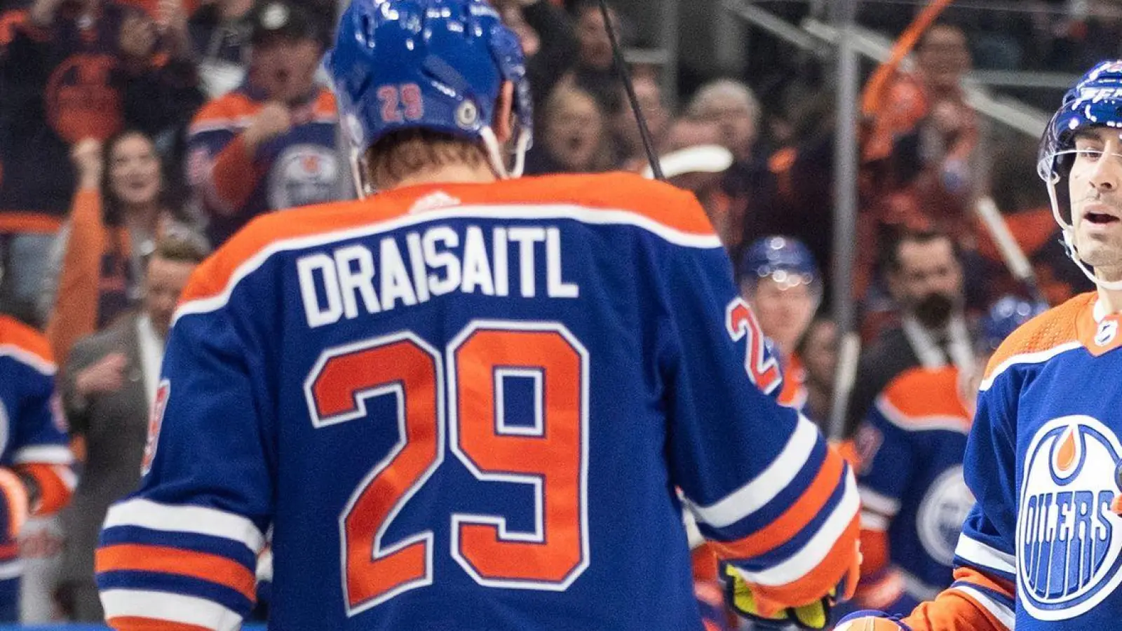 Gegen die Los Angeles Kings traf Draisaitl (l) zum zwischenzeitlichen 2:2 und bereitete das vorentscheidende 3:2 vor. (Foto: JASON FRANSON/The Canadian Press/AP/dpa)