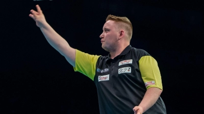 Martin Schindler ist Teil des Gastgeber-Duos bei der Darts-Team-WM. (Foto: Daniel Bockwoldt/dpa/Archivbild)