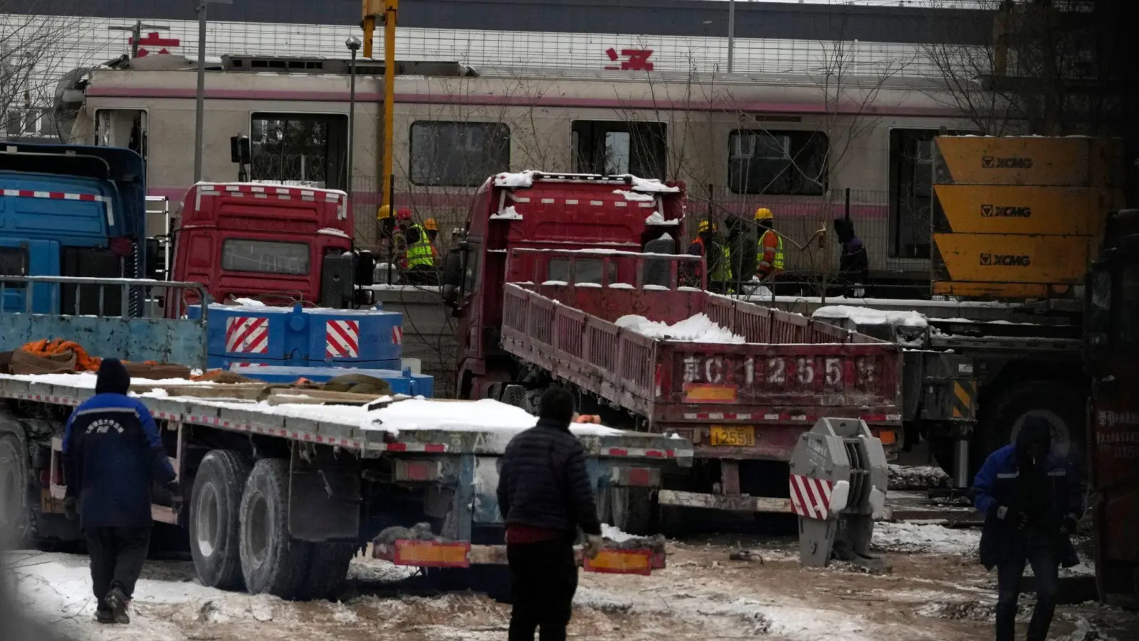 Polizisten in der Nähe des Ortes, wo sich der Zug-Unfall in Peking ereignete. (Foto: Ng Han Guan/AP)