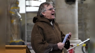 Peter Noack als Franziskanermönch Pietro erzählte Legenden über Bruder Francesco, den Ordensgründer aus Assisi. (Foto: Simone Hedler)