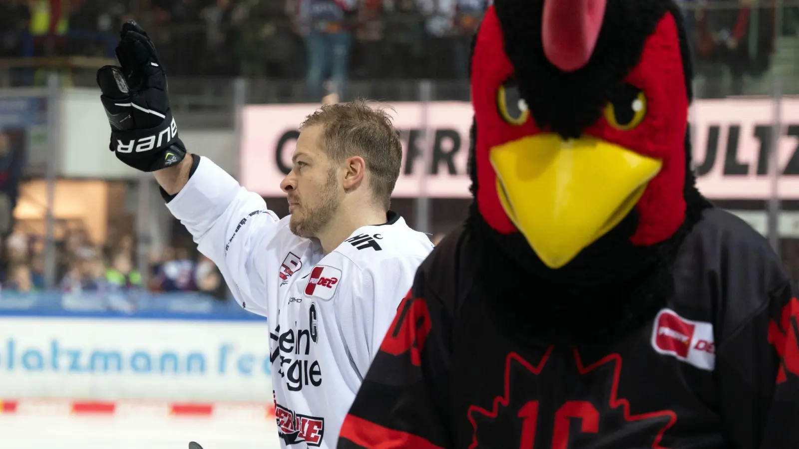 Feierte in seinem 1000. DEL-Spiel einen torreichen Auswärtssieg: Moritz Müller. (Foto: Bernd Thissen/dpa)