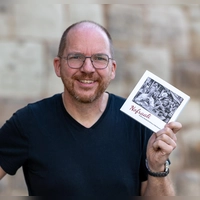 Andreas Riedel (Foto) und Helmut Haberkamm haben zusammen ihren dritten Band mit Bildern und passenden Sprüchen herausgegeben. Auf vergnügliche Weise werden Alltagssituationen widergespiegelt. (Foto: Mirko Fryska)