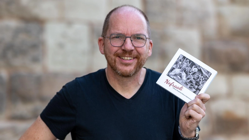 Andreas Riedel (Foto) und Helmut Haberkamm haben zusammen ihren dritten Band mit Bildern und passenden Sprüchen herausgegeben. Auf vergnügliche Weise werden Alltagssituationen widergespiegelt. (Foto: Mirko Fryska)