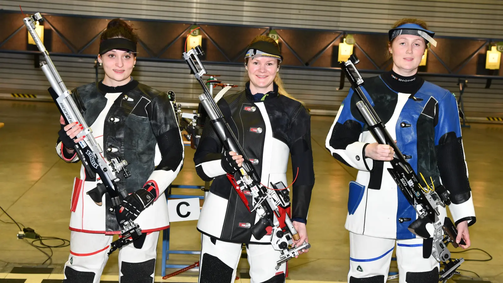 Das siegreiche Trio in Pilsen, von links: Die zweitplatzierte Justine Allezard aus Frankreich, Siegerin Barbara Schläpfer und die Drittplatzierte Vanessa Gleißner. (Foto: Jürgen Heise)