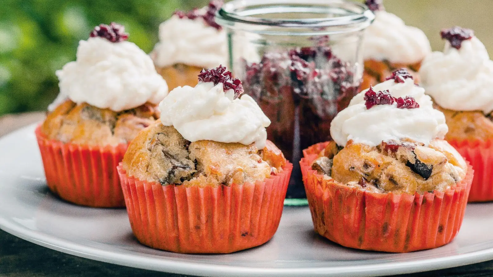 Süße Versuchung? Keineswegs. Diese Cupcakes sind herzhaft. Sie haben Pilzwürfel intus und wurden mit einer Frischkäsecreme sowie Rotweinzwiebeln getoppt. (Foto: Till Roos/Tre Torri Verlag/dpa-tmn)