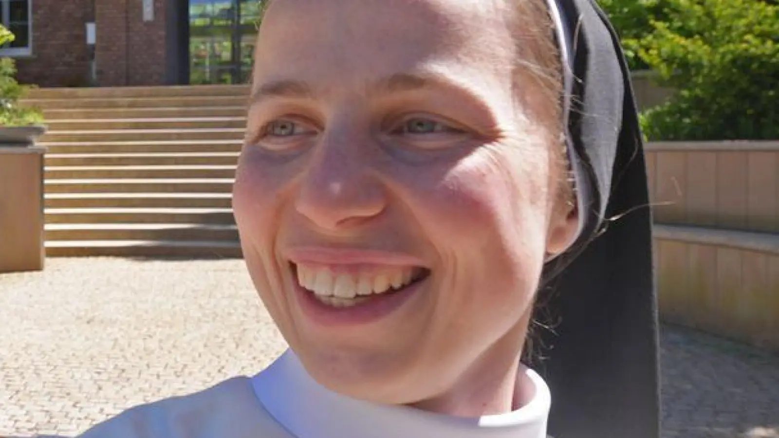 Schwester Clarita ist mit 28 Jahren die Jüngste im Kloster.  (Foto: Thomas Frey/dpa)