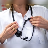 Nicht zu krank für den Hauptjob, aber für Zusatzdienste? Das reicht aktuell nicht für eine Arbeitsunfähigkeit und Verletztengeld aus.  (Foto: Monika Skolimowska/dpa/dpa-tmn)