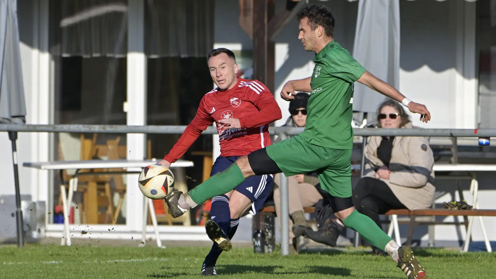 Der SV Schalkhausen (links Nico Grünsteidel) hat sich mit dem 1:0-Sieg gegen Weiltingen (Sebastian Wetsch) wieder Luft nach hinten verschafft. Nun muss der SVS allerdings zum Spitzenreiter nach Burgoberbach, der TVW empfängt das Schlusslicht Losaurach zum Kellerduell. (Foto: Martin Rügner)