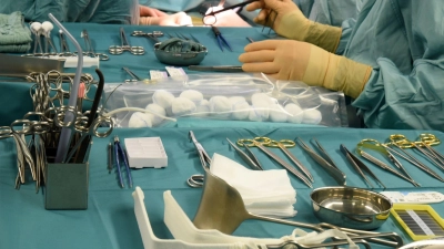 Bei Nierentransplantationen soll eine Gesetzesänderung für mehr Spenden sorgen. (Archivbild) (Foto: Waltraud Grubitzsch/dpa-Zentralbild/dpa)