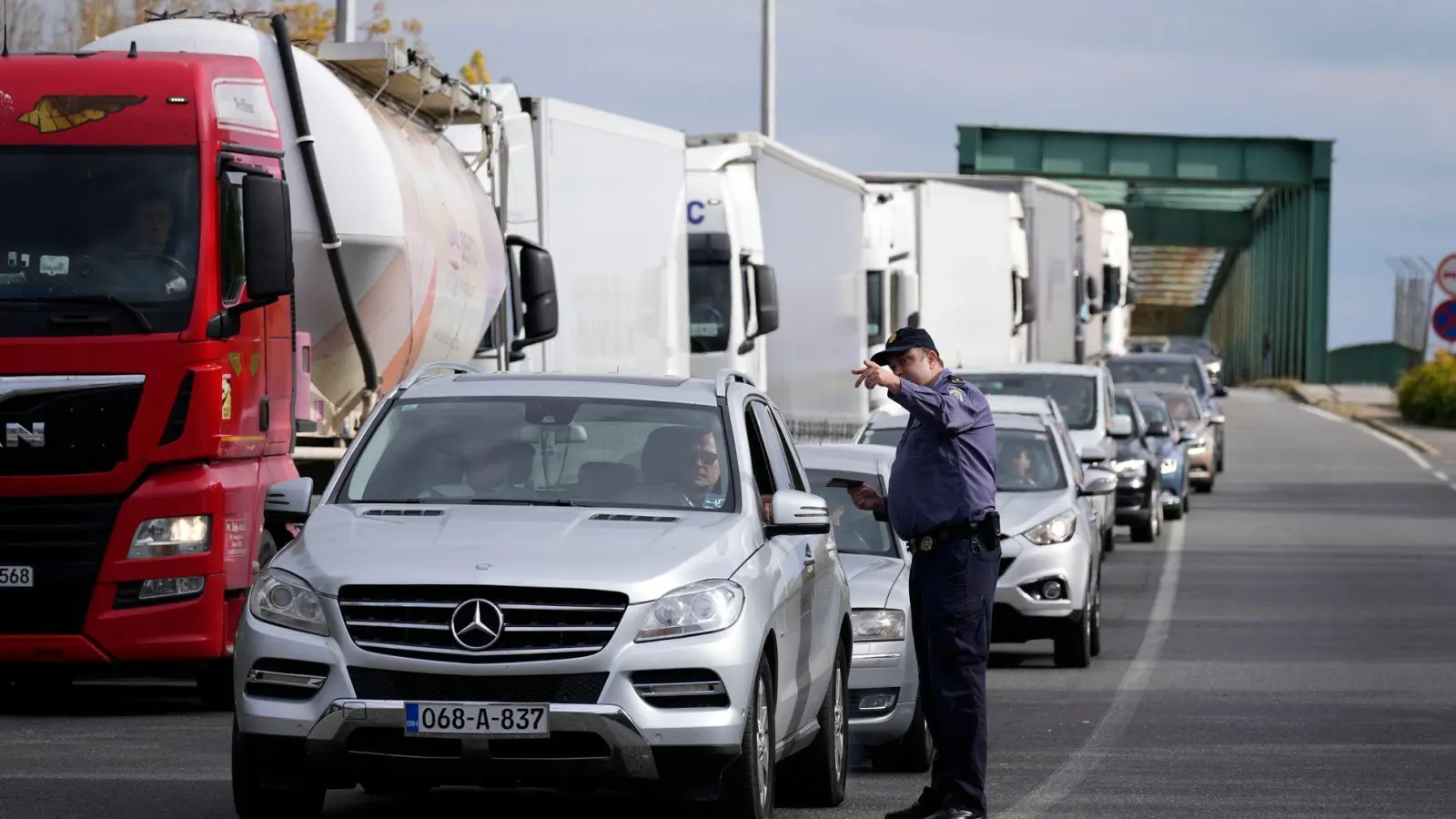 Im Schengen-Raum wurden seit der schrittweisen Einführung des neuen Systems etwa 27.000 Reisen verwehrt. (Archivbild) (Foto: Darko Bandic/AP/dpa)