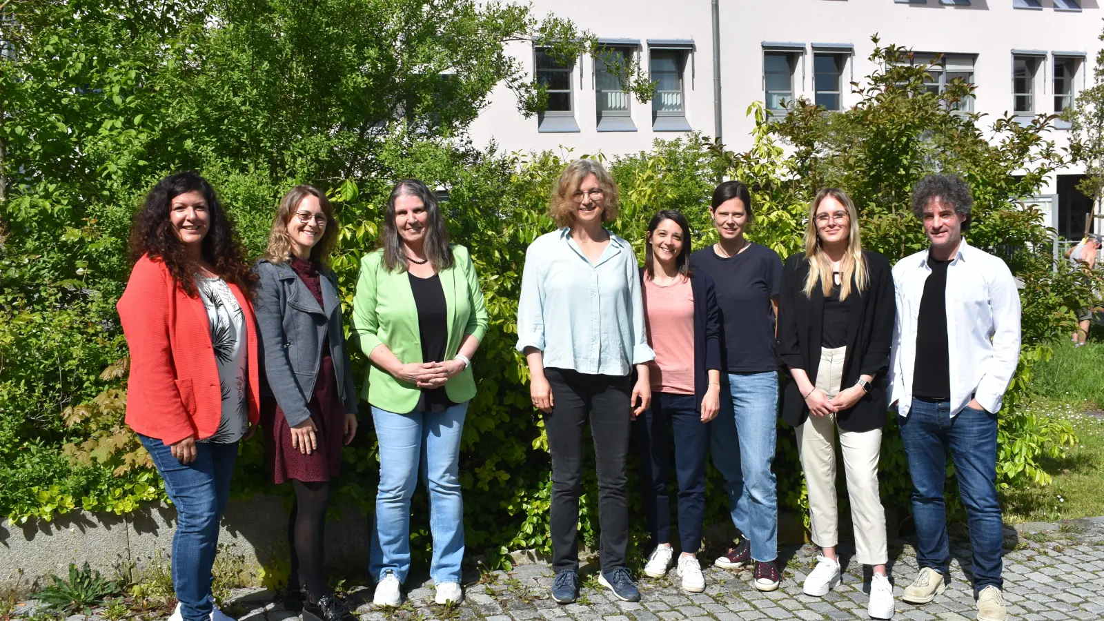 An zehn Bildungseinrichtungen im Landkreis gibt es inzwischen das Angebot der Jugendsozialarbeit an Schulen. Diese Gruppe und einige weitere Frauen und Männer sind in diesem Bereich aktiv. (Foto: Ute Niephaus)