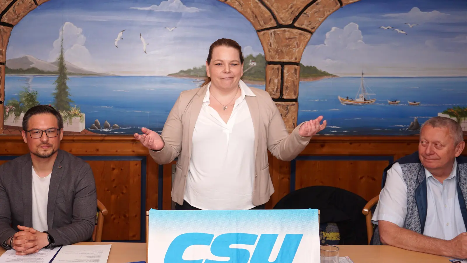 Bürgermeisterkandidatin Patrizia Fierus, flankiert vom Landtagsabgeordneten Werner Stieglitz (links) und dem amtierenden Bürgermeister von Wilhermsdorf Uwe Emmert (rechts), bei ihrer Vorstellung. (Foto: Heinz Wraneschitz)