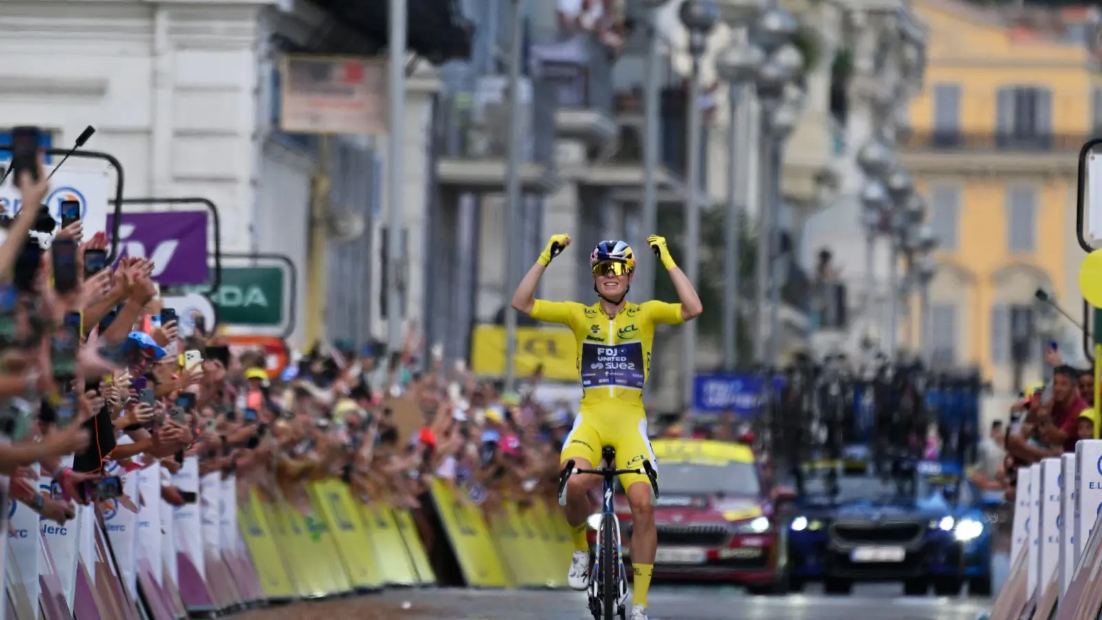Vollering feiert ihren Tour-Sieg. (Foto: Philippe Magoni/AP/dpa)
