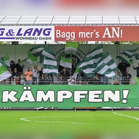 Im Grün und Weiß der SpVgg Ansbach gehaltene Fahnen und Banner dürften am Samstag auch im Grünwalder Stadion zu sehen sein.  (Foto: Martin Rügner)