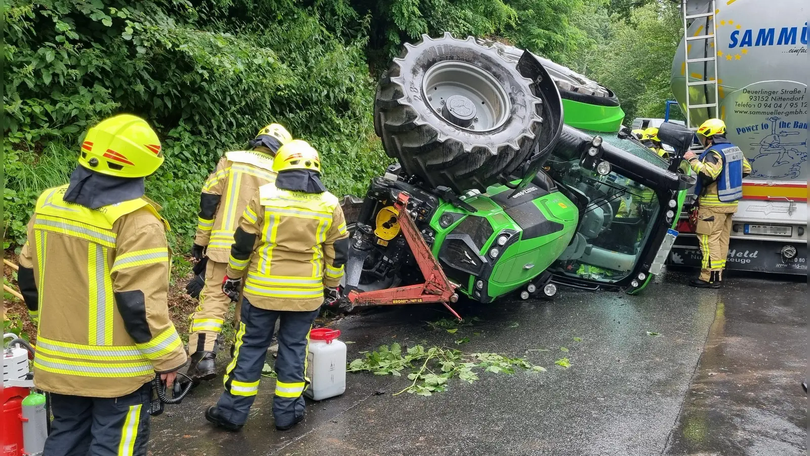 Zwischen Markt Erlbach und Kemmathen ist ein Traktor bei einem Ausweichmanöver umgekippt. (Foto: Rainer Weiskirchen)