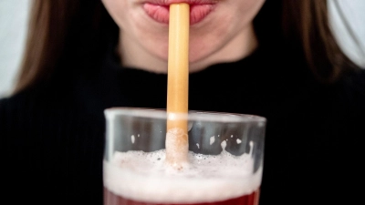 Funktionale Limonaden und High-Fiber-Drinks enthalten oft Ballaststoffe, jedoch meist in geringen Mengen, die den Tagesbedarf nicht decken. (Foto: Hauke-Christian Dittrich/dpa/dpa-tmn)