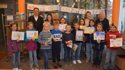 Unser Foto zeigt die Preisträgerinnen und Preisträger zusammen mit Büchereileiterin Claudia Knauer (hinten, rechts) und Mitarbeiterin Carina Neuser (links daneben) sowie Bürgermeister Stefan Ultsch (hinten, links).  (Foto: Peter Tippl)