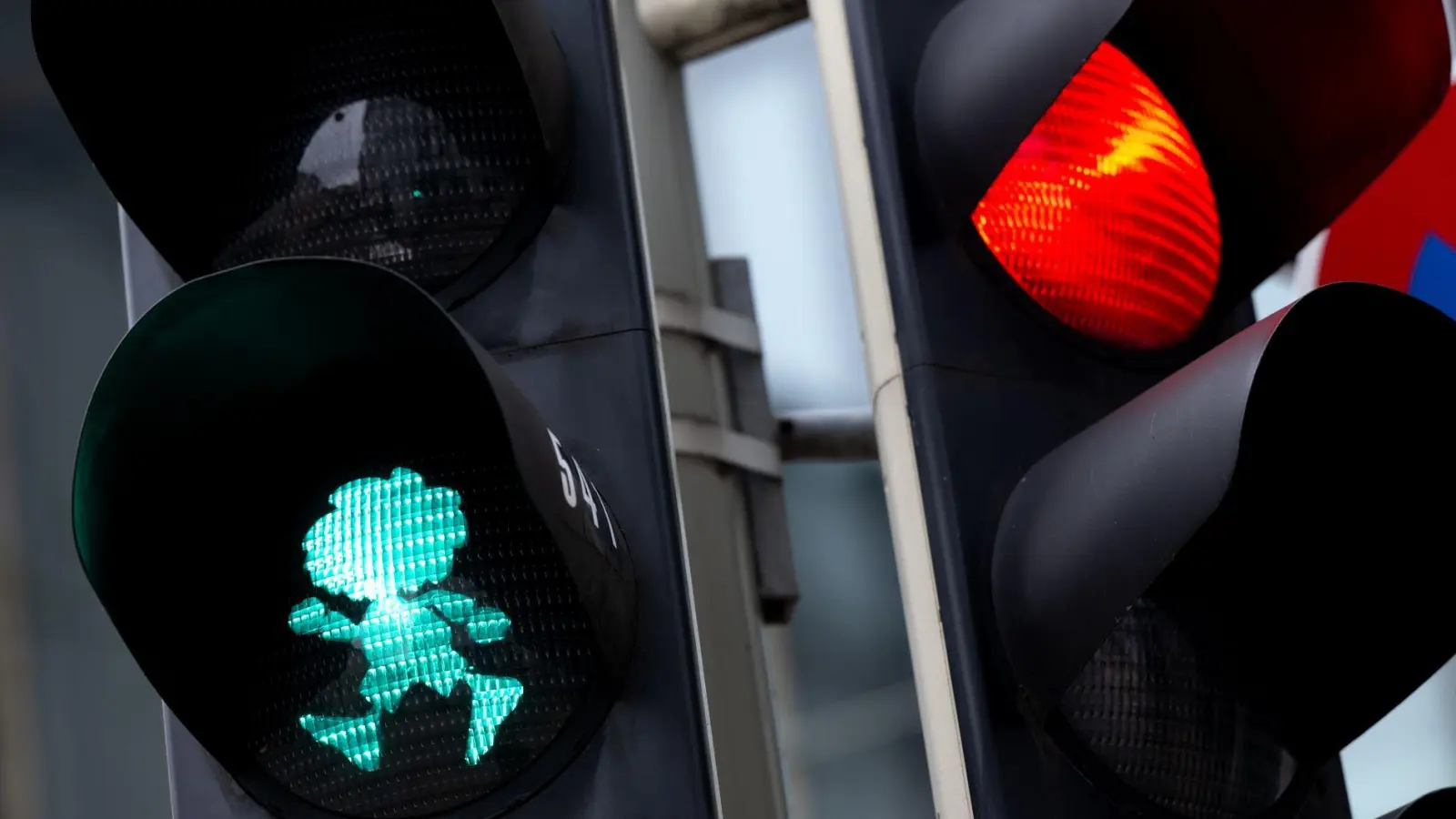 Eine Ampel hat er schon - aber sollte der Pumuckl auch Namensgeber einer Straße werden? (Symbolbild) (Foto: Sven Hoppe/dpa)