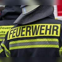 Die Feuerwehr hatte den Brand im Seniorenheim schnell unter Kontrolle. (Symbolbild)  (Foto: Daniel Vogl/dpa)