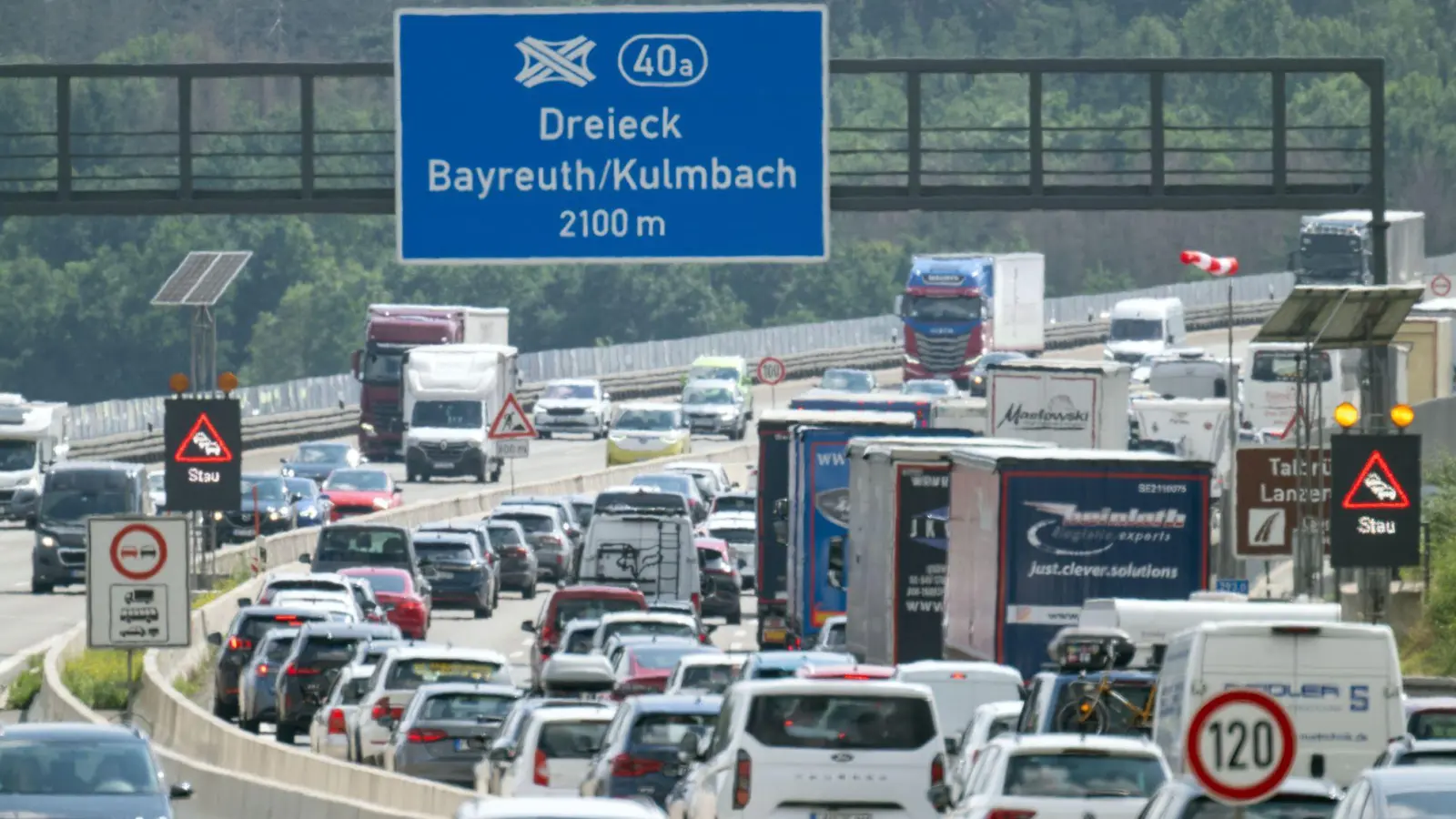 Auf Bayerns Autobahnen gab es 2025 mehr Stau. (Archivbild) (Foto: Pia Bayer/dpa)