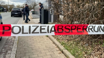 Die Leichen von einem Mann, einer Frau und einem Kind wurden in Pommelsbrunn bei Nürnberg gefunden.  (Foto: Lars Haubner/NEWS5/dpa)