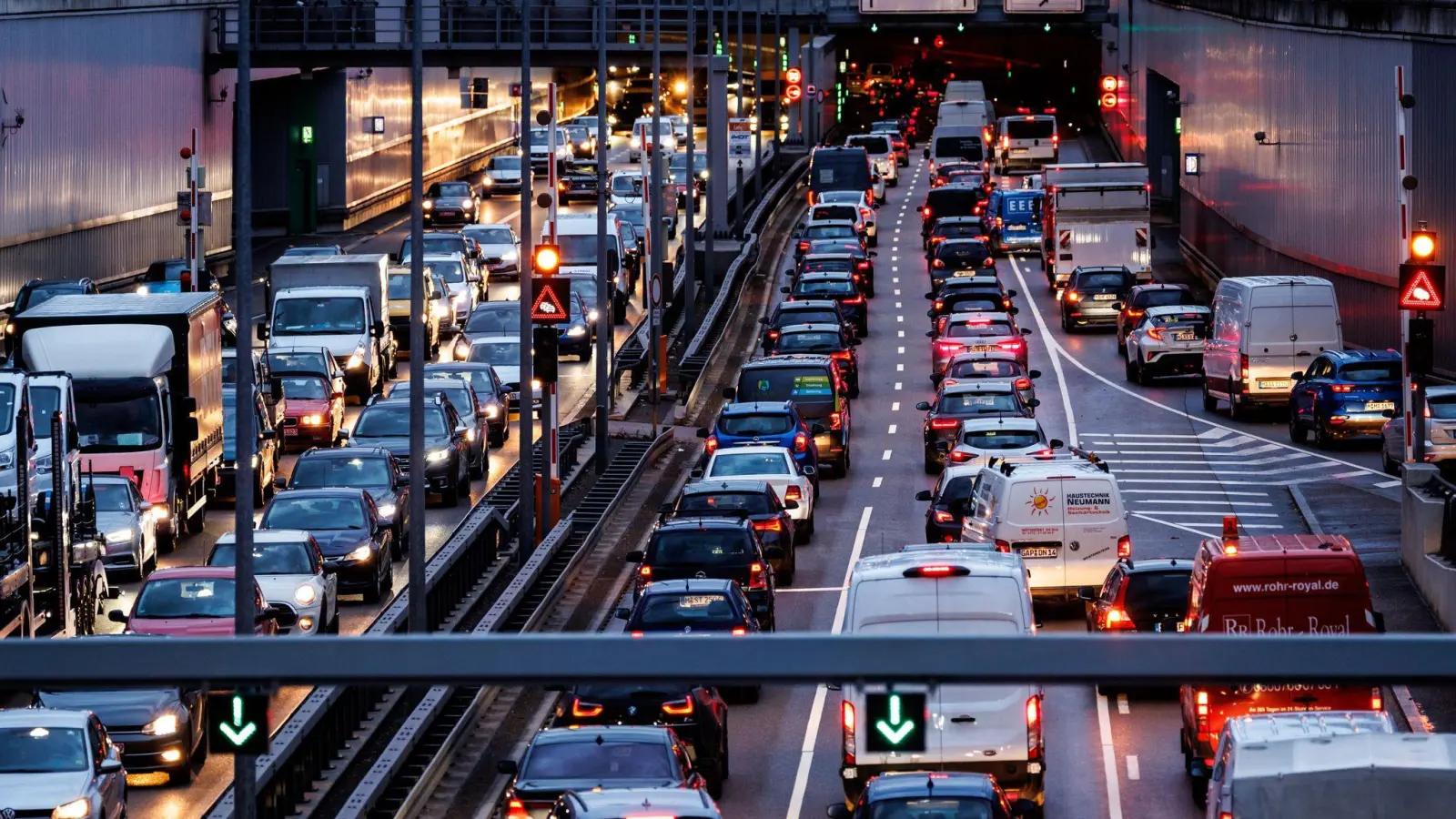 In der Hauptverkehrszeit verbrachten Autofahrerinnen und Autofahrer im Großraum München 2025 insgesamt rund 116 Stunden im Stau.  (Foto: Matthias Balk/dpa)