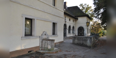 Die besten Tage hat die Windsbacher Stadthalle hinter sich. Über einen Wettbewerb sollen jetzt verschiedene Lösungsansätze für eine Sanierung entstehen. (Archivbild: Petra Mai)