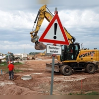 Bei der Erschließung von Bau- und Gewerbegebiet Wilhermsdorf West geht es sichtlich voran, aber die Maßnahme sorgte jetzt für erneuten Diskussionsstoff im Gemeinderat. (Foto: Heinz Wraneschitz)