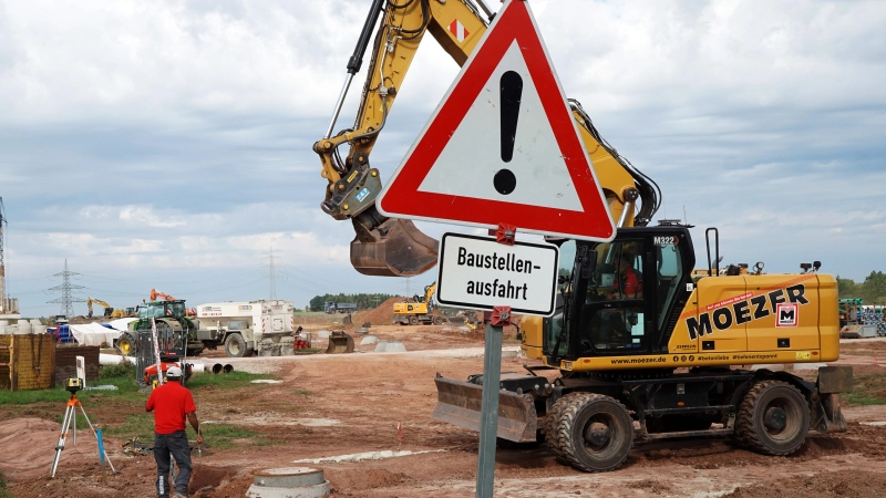 Bei der Erschließung von Bau- und Gewerbegebiet Wilhermsdorf West geht es sichtlich voran, aber die Maßnahme sorgte jetzt für erneuten Diskussionsstoff im Gemeinderat. (Foto: Heinz Wraneschitz)
