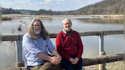 Kein Vergnügungspark und kein Stausee: Der Scheerweiher wurde zum Naturschutzgebiet erklärt, für die BAP mit Hannes Hüttinger (links) und Dr. Markus Bucka der erste politische Erfolg. (Foto: Florian Pöhlmann)