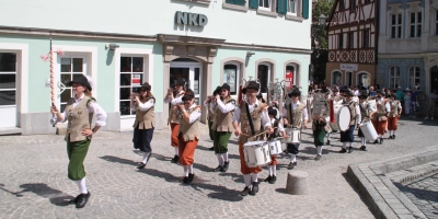 Der Spielmanns- und Fanfarenzug Bad Windsheim führt den Umzug an. (Foto: Hans-Bernd Glanz)