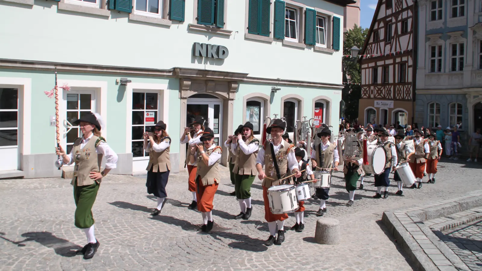 Der Spielmanns- und Fanfarenzug Bad Windsheim führt den Umzug an. (Foto: Hans-Bernd Glanz)