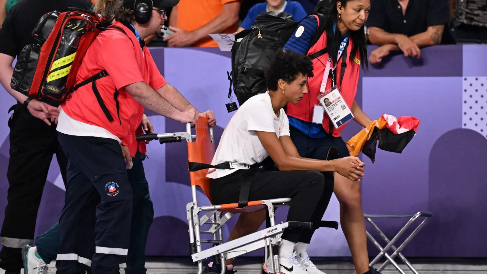 Malaika Mihambo musste nach dem Weitsprung aus dem Stade de France gebracht werden (Foto: Kirill Kudryavtsev/AFP/dpa)