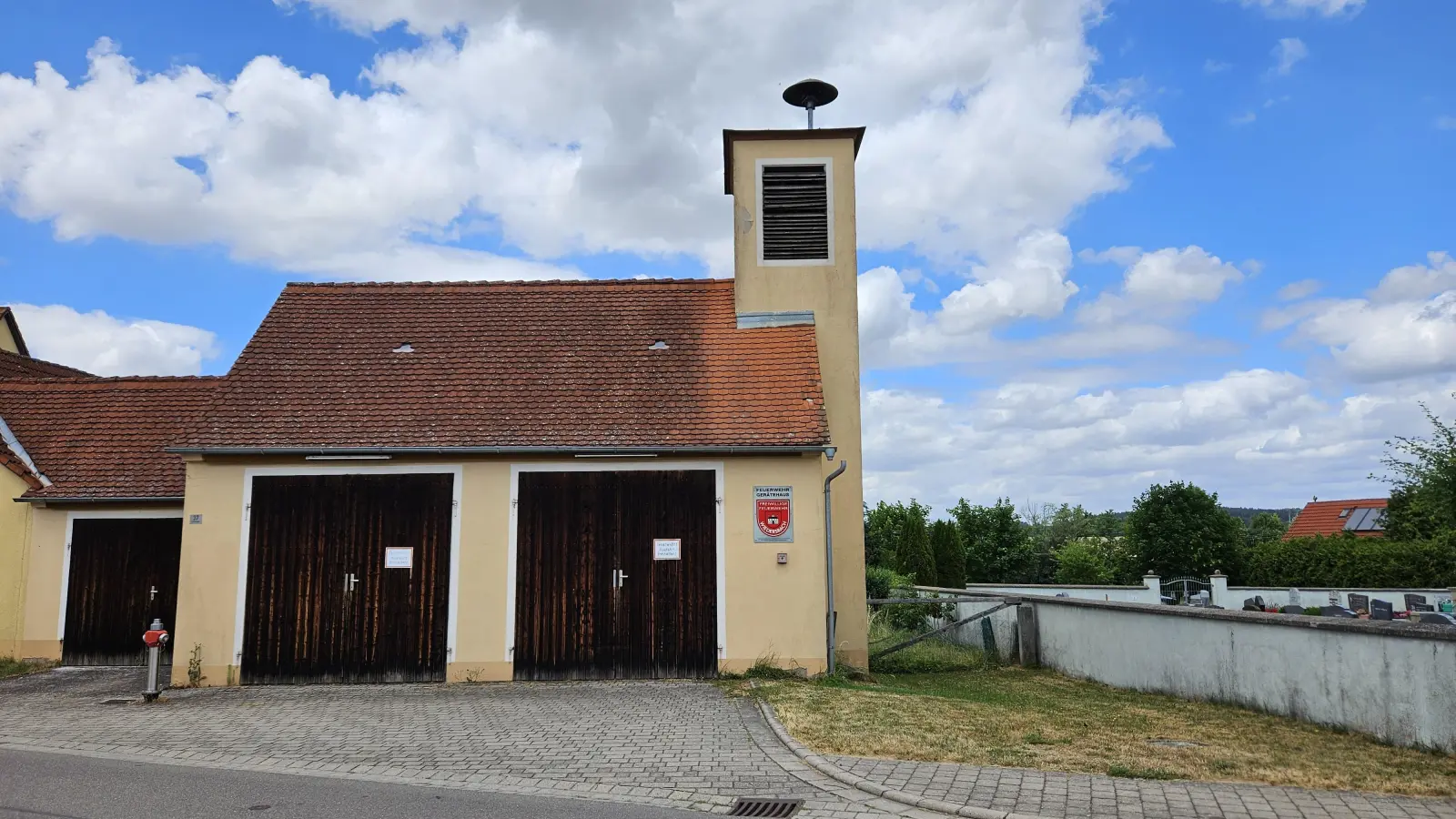 Ausgedient hat das alte Feuerwehrhaus in Wiedersbach – nicht nur, weil es zu klein ist für das neue Löschfahrzeug. Mit dem für einen Neubau vorgesehenen Standort ist allerdings nicht jeder glücklich. (Foto: Wolfgang Grebenhof)