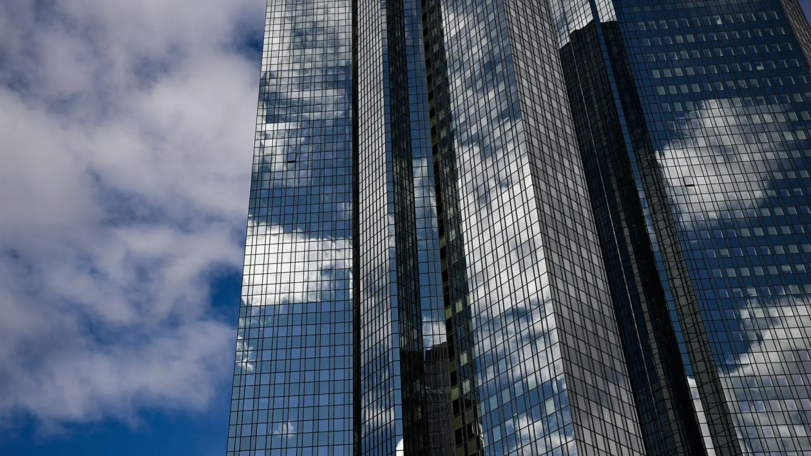 Ermittler durchsuchen Deutsche Bank in Frankfurt. (Archivbild) (Foto: Arne Dedert/dpa)