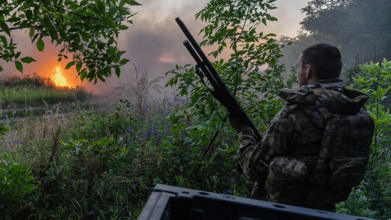 Nach den derzeitigen ukrainischen Regeln dürfen wehrfähige Männer zwischen 23 und 60 Jahren nicht ausreisen. (Archivbild) (Foto: Iryna Rybakova/Ukrainian 93rd Mechanized brigade/AP/dpa)