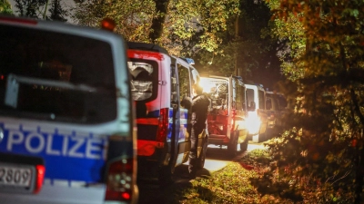 Die Polizei war am Freitag in einem Wald im Einsatz, wo das Fahrzeug des Tatverdächtigen gefunden wurde. (Foto: Christoph Reichwein/dpa)