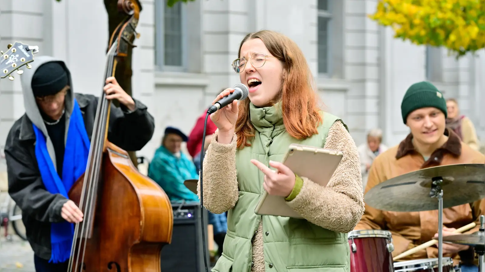 Beim Kick-off: die Sängerin Julia Fröhlich, der Bassist Aaron Selbherr und der Schlagzeuger<br>Korbinian Endres. (Foto: Jim Albright)