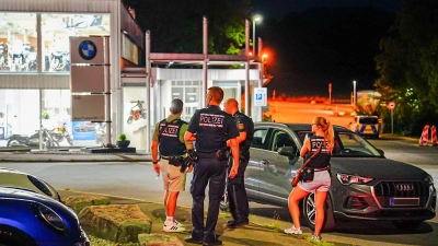 Ermittler der Polizei stehen am Einsatzort. (Foto: Fotoreport-DB/dpa)