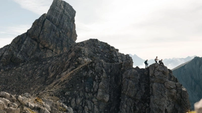 Mitunter eine Gratwanderung: Wandern auf dem Arlberg Trail. (Foto: Arlberg Marketing GmbH/dpa-tmn)