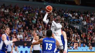 Dennis Schröder will die deutschen Basketballer auch zum EM-Titel führen. (Foto: Matthias Stickel/dpa)