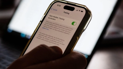 Aktiviertes Tracking auf einem iPhone: Trotzdem muss noch jede App einzeln per Dialog die Erlaubnis zum Datensammeln einholen. (Foto: Franziska Gabbert/dpa-tmn)