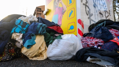 In Deutschland landen viele Textilien im Müll (Symbolbild) (Foto: Hendrik Schmidt/dpa)