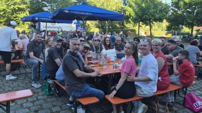 Sind jetzt erst einmal wieder in zivil unterwegs: Die Eisenreiter saßen beim Pfingstausklang am Dienstagabend in gemütlicher Runde beisammen und verabschiedeten bei einem Vesper und Bier die Pfingstausgabe 2026. 	 (Foto: Margit Schwandt)