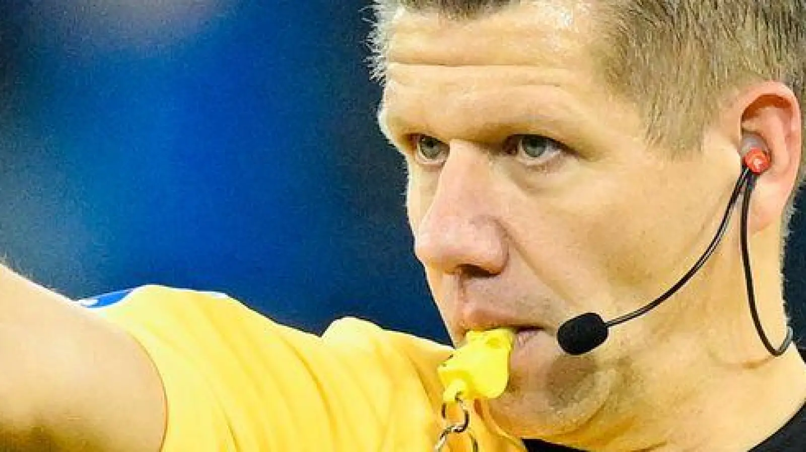 Schiedsrichter Patrick Ittrich hat eine Fehlentscheidung beim Spiel FSV Mainz 05 gegen FC Augsburg eingeräumt. (Archivbild) (Foto: Uwe Anspach/dpa)