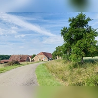 Blick auf Burgstall: Auf das Dach eines Nebengebäudes dürfen rote PV-Module aufgebracht werden, jedoch keine schwarzen. (Foto: Clarissa Kleinschrot)