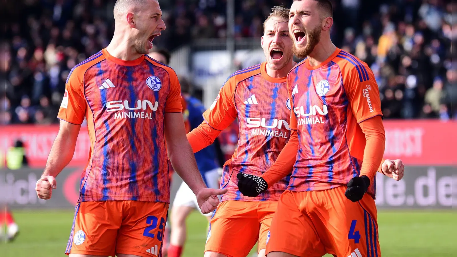 Schalker Jubel über die Tabellenführung.  (Foto: Daniel Bockwoldt/dpa)