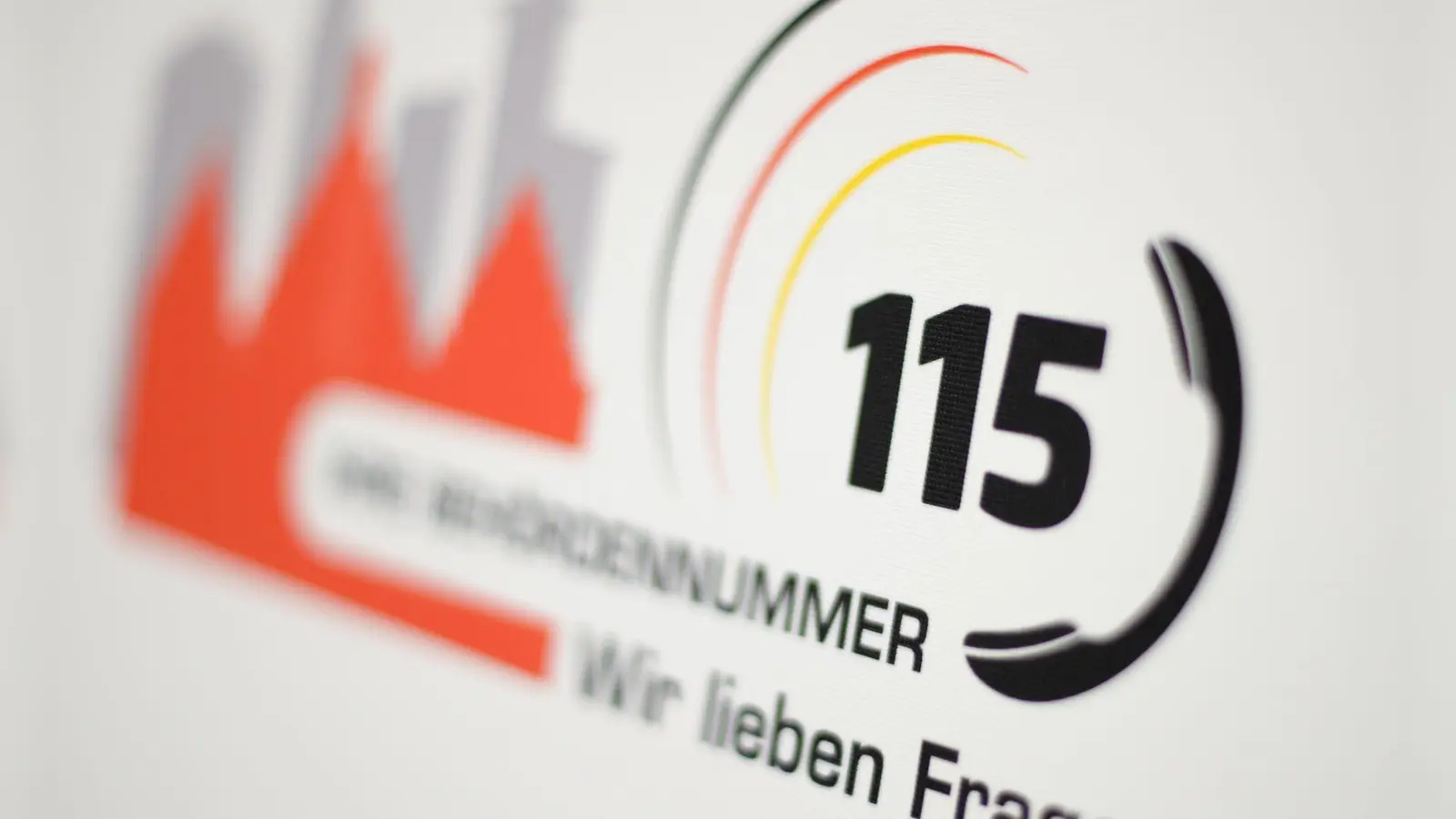 Ab Ende Juni wird die Behördennummer 115 auch in Bayern landesweit erreichbar sein - in vielen anderen Bundesländern gibt es die Einheitsnummer schon seit vielen Jahren. (Illustration) (Foto: Arne Dedert/dpa)