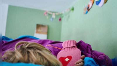 Wenn kranke Kinder betreut werden müssen, bleiben überwiegend Mütter zu Hause. (Archivbild) (Foto: Annette Riedl/dpa)