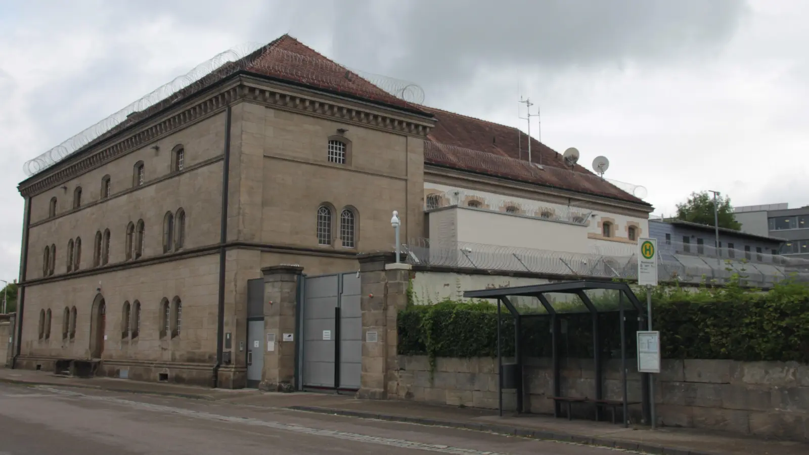 Der Aufbau hinter dem Tor ist auch von außen gut zu sehen. Dort ist neue Technik untergebracht, damit in der JVA alles reibungslos funktioniert. (Foto: Robert Maurer)